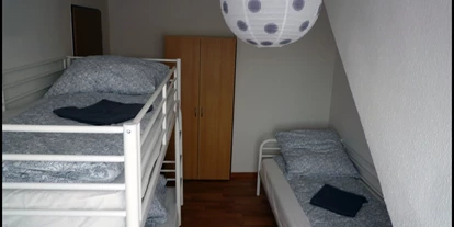 Monteurwohnung - Kühlschrank - Krefeld Stadtmitte - Das kleinere Schlafzimmer mit Kleiderschrank - Alfa-Wohnung