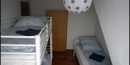 Monteurwohnung - Küche: Gemeinschaftsküche - PLZ 47239 (Deutschland) - Das kleinere Schlafzimmer mit Kleiderschrank - Alfa-Wohnung