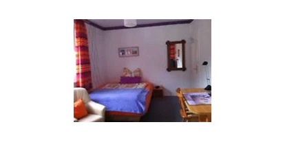 Monteurwohnung - TV - PLZ 96342 (Deutschland) - Großes helles Zimmer mit 2 Fenstern. Es ist alles da was man braucht. Schreibtisch, großes Bett - Schönes Privat Zimmer