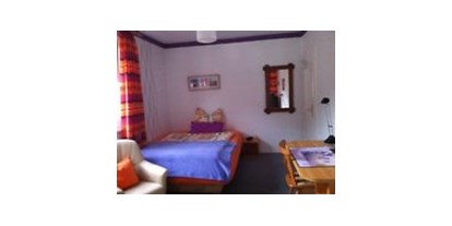 Monteurwohnung - Art der Unterkunft: Gästezimmer - Wilhelmsthal - Großes helles Zimmer mit 2 Fenstern. Es ist alles da was man braucht. Schreibtisch, großes Bett - Schönes Privat Zimmer