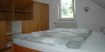 Monteurwohnung - Bettwäsche: Bettwäsche inklusive - PLZ 45472 (Deutschland) - Schlafzimmer hinter Durchgangszimmer oben - Ferienwohnung Alstaden