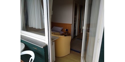 Monteurwohnung - Kühlschrank - Laichingen Suppingen - Einzelzimmer mit Balkon Du WC TV - Wohnen im Gruenen