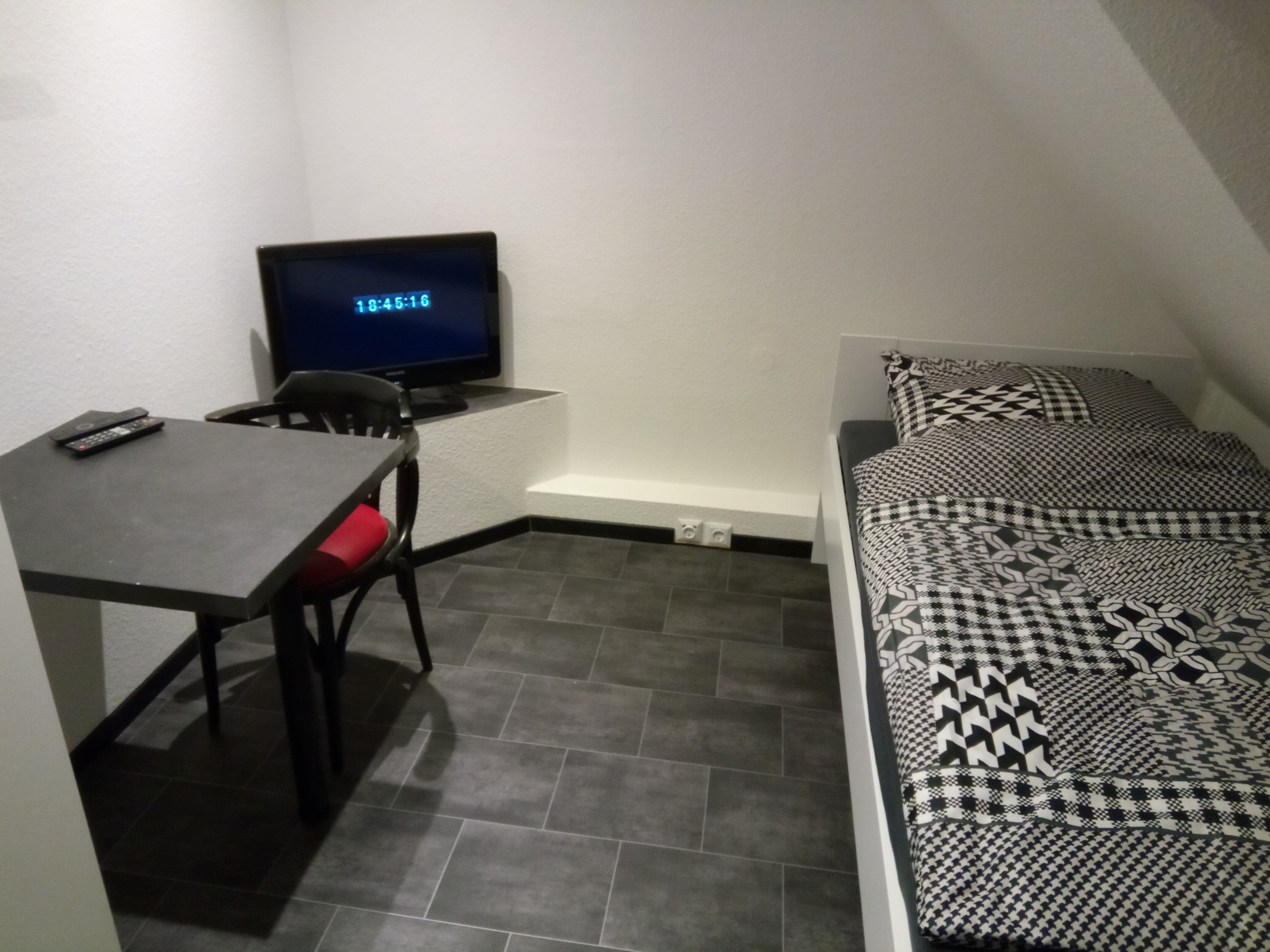 Monteurzimmer - Es stehen drei Zimmer zur Verfügung!!Alle Zimmer sind von der Ausstattung gleich.HD Fernseh,Wlan,kleiner Tisch mit Bestuhlung,Bett,Kleiderschrank. - Pension Anette