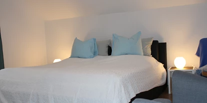 Monteurwohnung - Bettwäsche: Bettwäsche inklusive - Tann (Landkreis Rottal-Inn) - Schlafzimmer der Monteurwohnung mit Doppelbett - REINHARD AUMANN