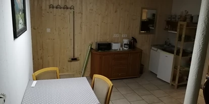 Monteurwohnung - Kühlschrank - Roßleben - Kücheneinheit & Esstisch - Apartment Regina