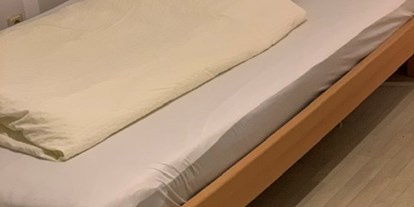 Monteurwohnung - Bettwäsche: Bettwäsche gegen Gebühr - Kitzingen - Schlafzimmer 2 mit Zugang zum Balkon  - Würzburg Mainkai