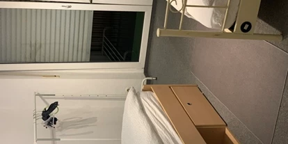 Monteurwohnung - Badezimmer: eigenes Bad - Güntersleben - Schlafzimmer 3 mit 2 Betten und Zugang zum Balkon - Würzburg Mainkai