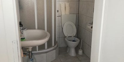 Monteurwohnung - Badezimmer: Gemeinschaftsbad - Groißenbrunn - Voll möbliertes Einzelzimmer