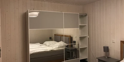 Monteurwohnung - Zimmertyp: Doppelzimmer - Schönfeld (Landkreis Barnim) - Schlafzimmerschrank - Hafendorf Zerpenschleuse Haus für 4 Personen in Wandlitz
