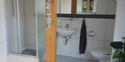 Monteurwohnung - Kühlschrank - Deensen - Badezimmer - Eva´s Ferienwohnung
