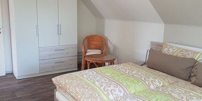 Monteurwohnung - Küche: eigene Küche - PLZ 37586 (Deutschland) - Schlafzimmer mit Doppelbett 180/200m - Eva´s Ferienwohnung