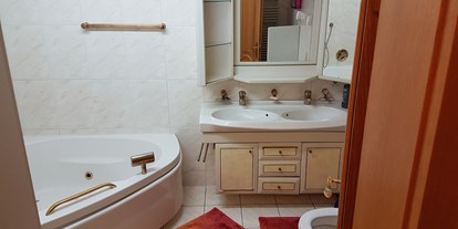 Monteurwohnung - Waschmaschine - Bühl (Rastatt) - Badezimmer mit Badewanne - Monteurwohnungen - Haus Elfi