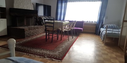 Monteurwohnung - Zimmertyp: Einzelzimmer - Ottenhöfen im Schwarzwald - Wohnzimmer der Monteurunterkunft - Monteurwohnungen - Haus Elfi