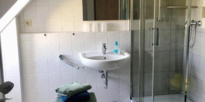 Monteurwohnung - Zimmertyp: Doppelzimmer - PLZ 01326 (Deutschland) - Badezimmer mit Dusche und Badewanne - FeWo Dresden Laubegast