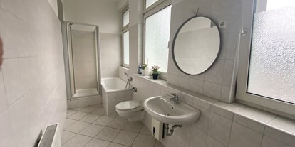 Monteurwohnung - Küche: eigene Küche - PLZ 44653 (Deutschland) - Badezimmer und WC - S202 Apartments