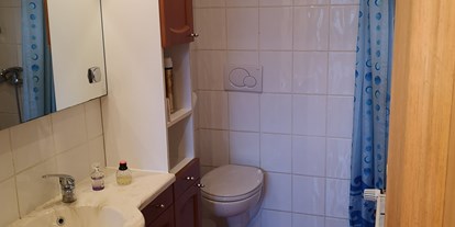 Monteurwohnung - Badezimmer: eigenes Bad - Niederraden - Bad mit Dusche - Fam. Thiex