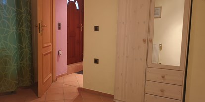 Monteurwohnung - Badezimmer: eigenes Bad - Niederraden - Schlafzimmer mit 2 Einzelbetten - Fam. Thiex