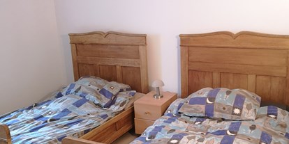 Monteurwohnung - Badezimmer: eigenes Bad - Wallendorf (Eifelkreis Bitburg-Prüm) - Schlafzimmer mit 2 Einzelbetten - Fam. Thiex
