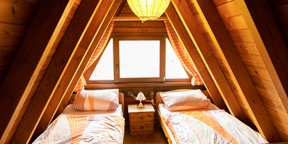 Monteurwohnung - Zimmertyp: Doppelzimmer - PLZ 26607 (Deutschland) - Diese Bild zeigt ein Schlafzimmer. Bitte beachten Sie das die Einrichtung, je nach Haus, abweichen kann. Allerdings sind alle vier Schlafzimmer mit je zwei Einzelbetten ausgestattet. - Ferienhäuser Familie Hecht