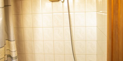 Monteurwohnung - Badezimmer: eigenes Bad - Großheide - Haus II (Bild) verfügt über eine kleine Badewanne. In Haus I befindet sich eine Dusche. - Ferienhäuser Familie Hecht