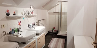 Monteurwohnung - WLAN - PLZ 63607 (Deutschland) - Modernes Bad mit grosser Dusche 2 Waschbecken , Waschmaschine , Toilette - Andrea Pischel 