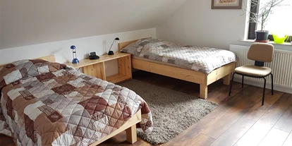 Monteurwohnung - Zimmertyp: Doppelzimmer - Jossgrund - 2 stabile Naturholzbetten mit Nachtschrank und Lampen  - Andrea Pischel 