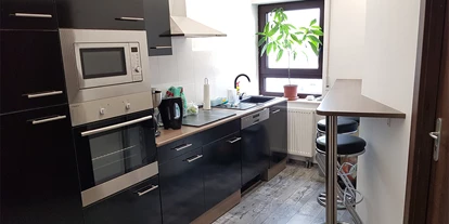 Monteurwohnung - WLAN - PLZ 63584 (Deutschland) - Moderne Küche mit allem drum und dran und Sitzgelegenheit  - Andrea Pischel 
