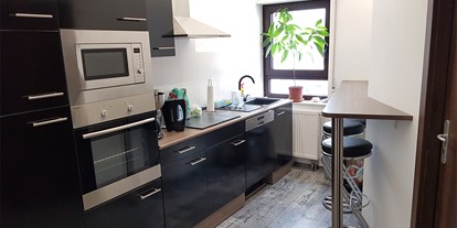 Monteurwohnung - Kühlschrank - Johannesberg (Landkreis Aschaffenburg) - Moderne Küche mit allem drum und dran und Sitzgelegenheit  - Andrea Pischel 