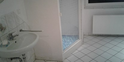 Monteurwohnung - Badezimmer: eigenes Bad - PLZ 21729 (Deutschland) - Duschbad mit Badewanne und WC - Eddelak bei Brunsbüttel, Monteurzimmer