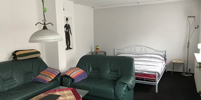 Monteurwohnung - Zimmertyp: Doppelzimmer - Milow (Landkreis Havelland) - Wohn und Schlafraum mit TV und Schrank ! - Monteurzimmer 39307 Brettin