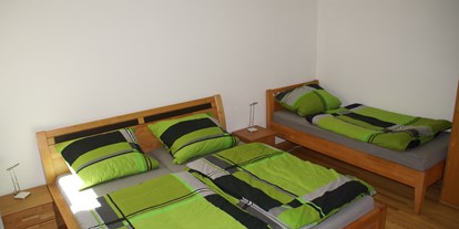 Monteurwohnung - Kühlschrank - Hohenlinden - Schlafzimmer - Monteurwohnung Riedl