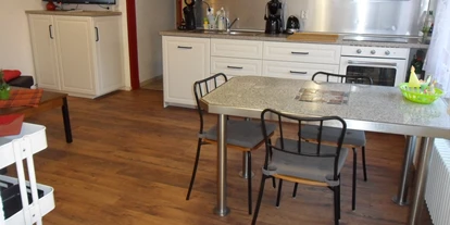 Monteurwohnung - Zimmertyp: Mehrbettzimmer - Saarlouis Saarbrücken - Küche und Esstisch - Wohnung Asterix: 2 Schlafzimmer mit je 2 Einzelbetten
