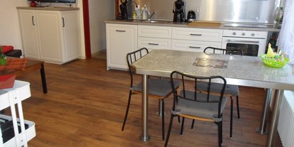 Monteurwohnung - Kühlschrank - Beckingen Honzrath - Küche und Esstisch - Wohnung Asterix: 2 Schlafzimmer mit je 2 Einzelbetten