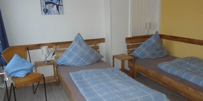 Monteurwohnung - Kühlschrank - Merzig - 2 Einzelbetten - Wohnung Asterix: 2 Schlafzimmer mit je 2 Einzelbetten