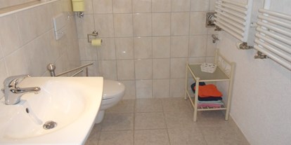 Monteurwohnung - Kühlschrank - Ockfen - Bad mit Dusche - Wohnung Asterix: 2 Schlafzimmer mit je 2 Einzelbetten