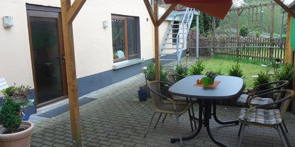 Monteurwohnung - Kühlschrank - Beckingen Honzrath - Terrasse der Wohnung Asterix - Wohnung Asterix: 2 Schlafzimmer mit je 2 Einzelbetten