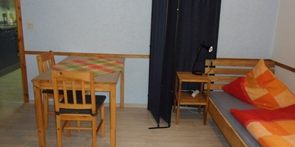 Monteurwohnung - WLAN - Schillingen - Option b: 1 Bett im Schlafzimmer - Wohnung Idefix 1 SZ: 2 Einzelbetten
