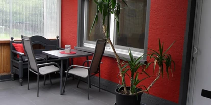 Monteurwohnung - Art der Unterkunft: Ferienwohnung - Saarlouis Saarbrücken - Sitzplatz unter der überdachten Terrasse - Wohnung Idefix 1 SZ: 2 Einzelbetten