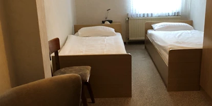 Monteurwohnung - TV - Seedorf (Rotenburg (Wümme)) - Doppelzimmer 1 mit 2 Betten und eigenem Badezimmer - Tietjens Gasthof, sauberes Zimmer mit eigenem Badezimmer