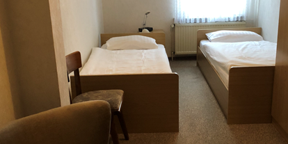 Monteurwohnung - Kühlschrank - Horneburg - Doppelzimmer 1 mit 2 Betten und eigenem Badezimmer - Tietjens Gasthof, sauberes Zimmer mit eigenem Badezimmer