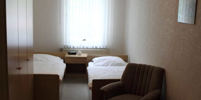 Monteurwohnung - Zimmertyp: Doppelzimmer - Seedorf (Rotenburg (Wümme)) - Doppelzimmer 2 mit 2 Betten und eigenem Badezimmer - Tietjens Gasthof, sauberes Zimmer mit eigenem Badezimmer