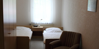 Monteurwohnung - Einzelbetten - Vierden - Doppelzimmer 2 mit 2 Betten und eigenem Badezimmer - Tietjens Gasthof, sauberes Zimmer mit eigenem Badezimmer