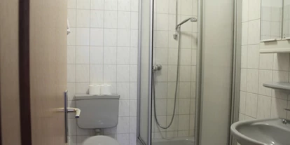 Monteurwohnung - Kühlschrank - Heeslingen - Badezimmer - Tietjens Gasthof, sauberes Zimmer mit eigenem Badezimmer