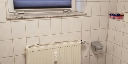 Monteurwohnung - Badezimmer: eigenes Bad - Calden - Bas