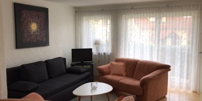 Monteurwohnung - Kühlschrank - PLZ 78355 (Deutschland) - Wohnzimmer mit Schlafsofa und Zugang zum Balkon - Ferienwohnung Creutzig