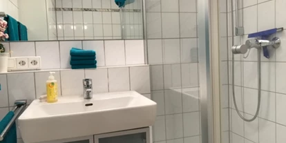 Monteurwohnung - TV - Herdwangen-Schönach - WC mit Dusche im Erdgeschoss - Ferienwohnung Creutzig