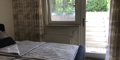 Monteurwohnung - Kühlschrank - PLZ 78359 (Deutschland) - Schlafzimmer mit Boxspring-Doppelbett im UG, mit Austritt in den Garten. Die Betten können bei Bedarf auch einzeln gestellt werden. - Ferienwohnung Creutzig