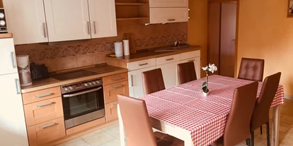 Monteurwohnung - Einzelbetten - Berßel - komplette Einbauküche mit hochwertigen Geräten und Sitzmöglichkeit - Ferienwohnung "Altstadtblick" - top Ausstattung