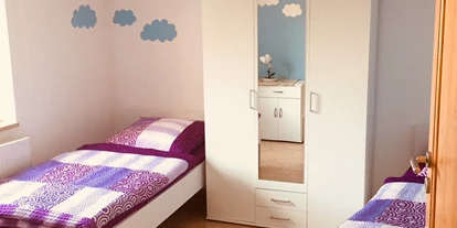 Monteurwohnung - Kühlschrank - Berßel - Zimmer 1 mit getrennten Betten und Kleiderschrank - Ferienwohnung "Altstadtblick" - top Ausstattung