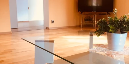 Monteurwohnung - Kühlschrank - Berßel - Wohnbereich mit SAT-TV und großer Ledercouch mit Sessel - Ferienwohnung "Altstadtblick" - top Ausstattung